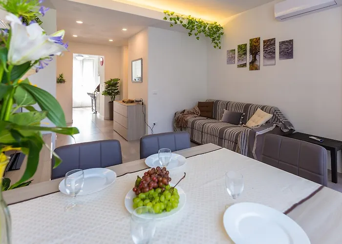 Guesthost - Business Balcony Flat Daire