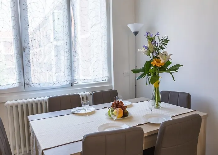 Guesthost - Business Balcony Flat