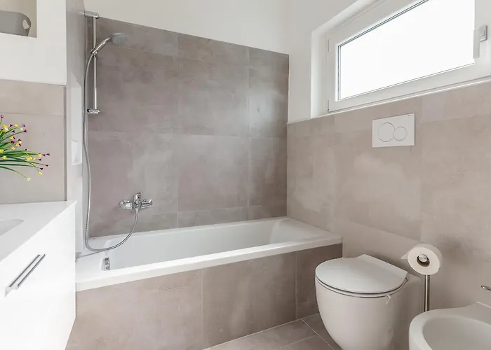 Guesthost - Business Balcony Flat Milán