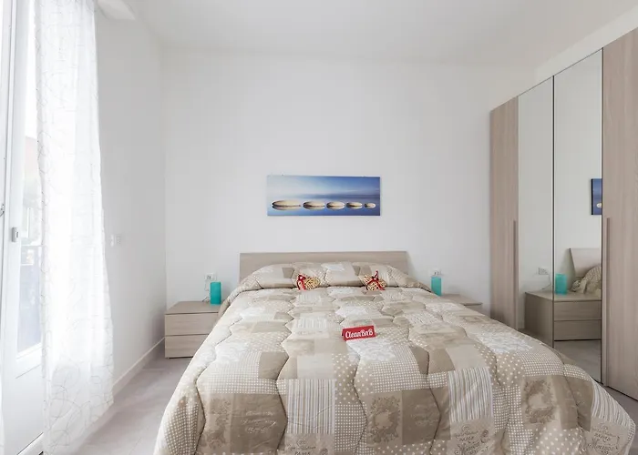 Guesthost - Business Balcony Flat *