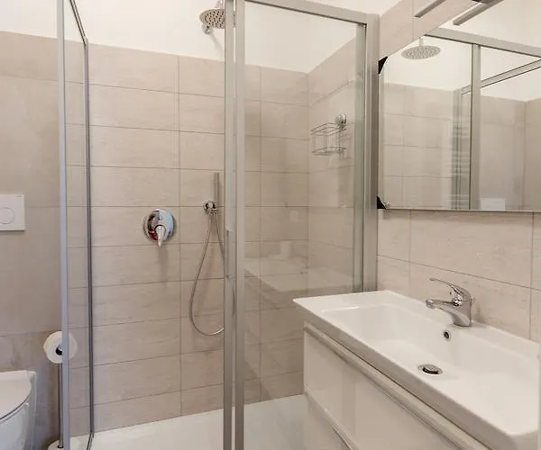 Guesthost - Business Balcony Flat *