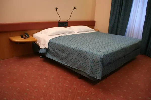 מלון Albert Hotel 3*