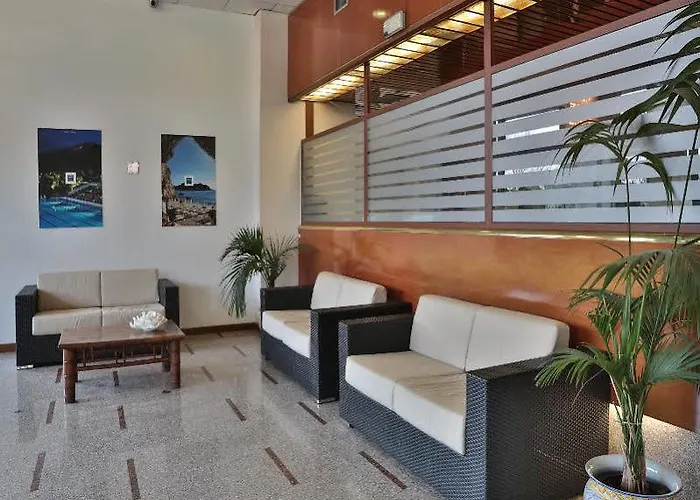 Unaway & Quark Due Apart Otel