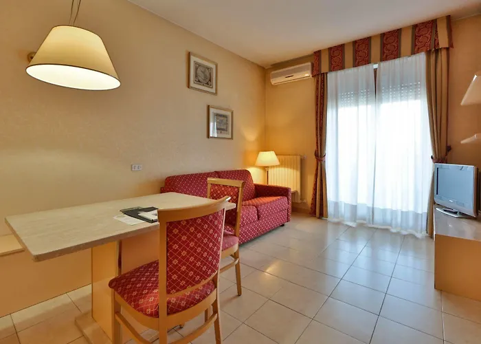 Unaway & Quark Due Apart Otel 4*