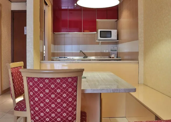 Unaway & Quark Due Apart Otel