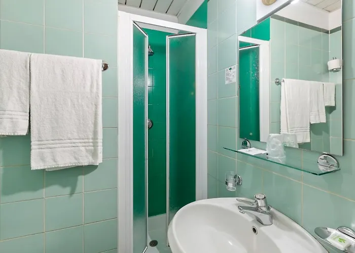 Ginosi Arizona Hotel