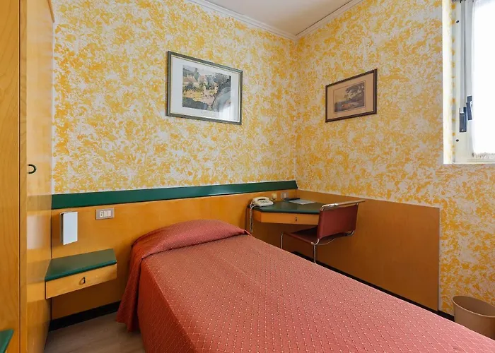 Ginosi Arizona Hotel