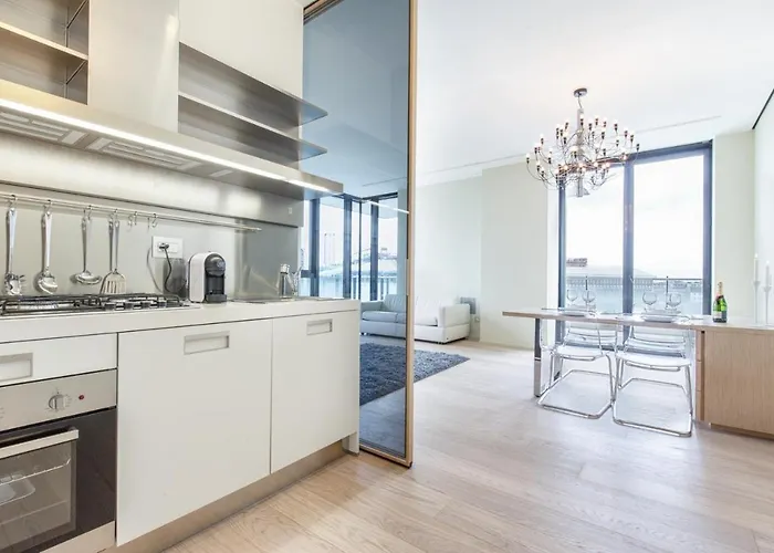 Stylish Elegant In Torre Solaria With Exclusive Milan's View Lägenhet