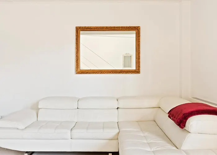 Guesthost - Elegant Loft With Balcony! アパート *