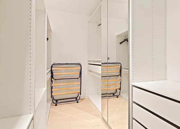 Guesthost - Elegant Loft With Balcony!