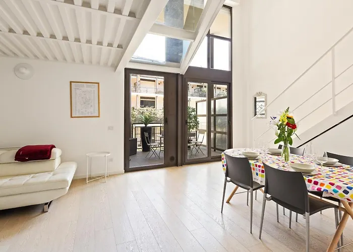 Guesthost - Elegant Loft With Balcony! アパート