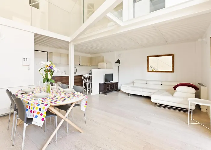 Guesthost - Elegant Loft With Balcony!