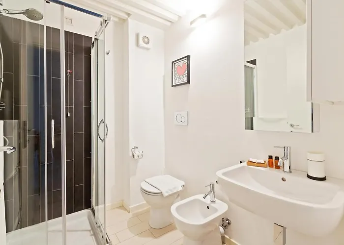 Guesthost - Elegant Loft With Balcony!