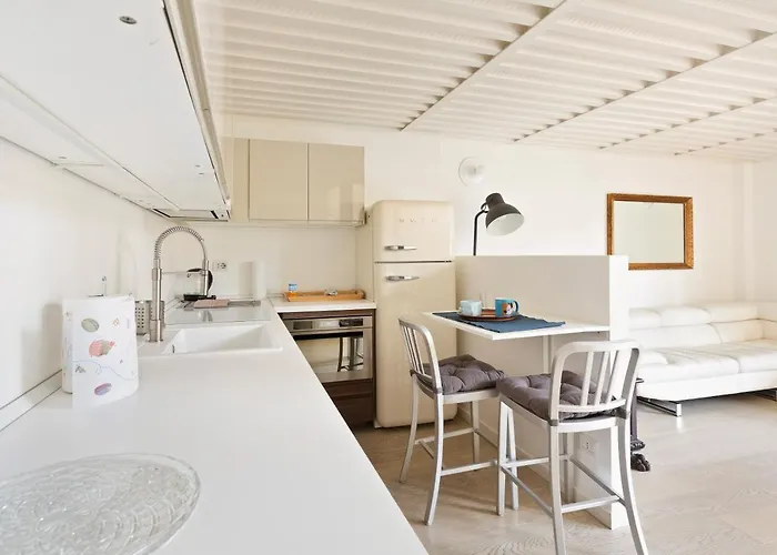 Guesthost - Elegant Loft With Balcony! アパート ミラノ