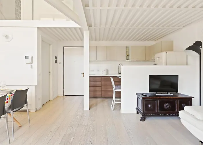 Guesthost - Elegant Loft With Balcony! アパート *