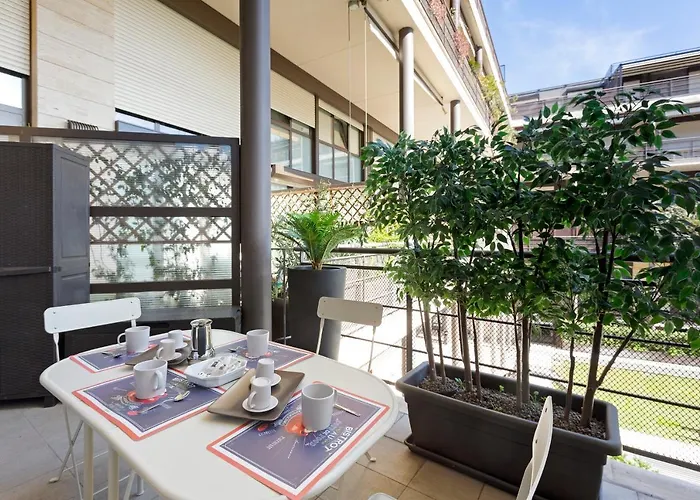 Guesthost - Elegant Loft With Balcony! *