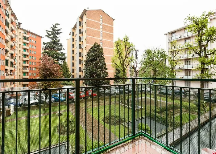 Guesthost - San Siro Stadium Garden Flat
