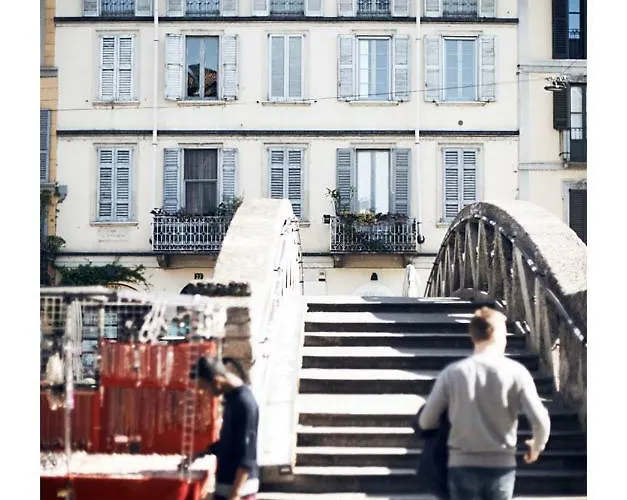 Taking A Walk In The Beating Heart Of Navigli * 밀라노