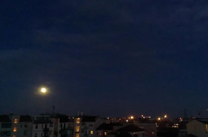 Skyline In Citta Studi A 1 Minuto Dal Metro Con Terrazzo Wi-fi E Netflix Mediolan