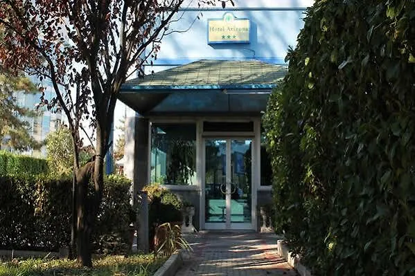 Ginosi Arizona Hotel