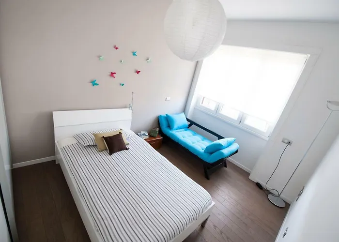 Apartment Lush Contemporary Flat, Wonderful With 3 Bedrooms, 6 Guests