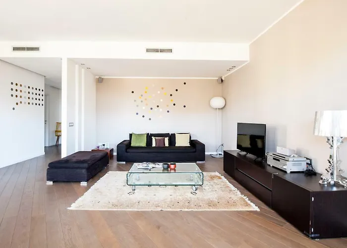 Lush Contemporary Flat, Wonderful With 3 Bedrooms, 6 Guests Apartment