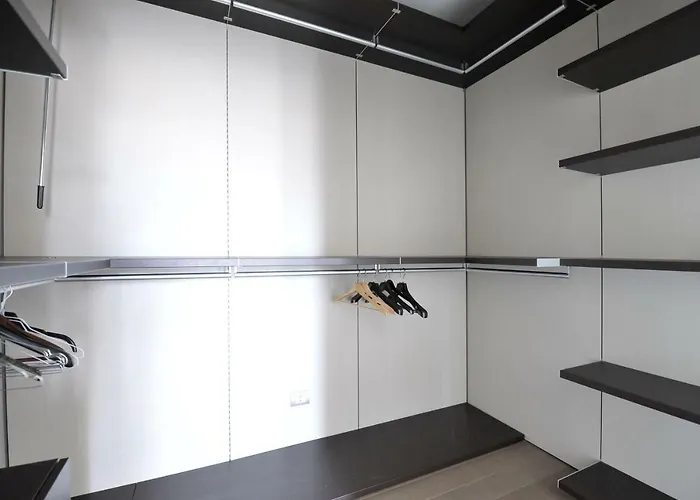 Lush Contemporary Flat, Wonderful With 3 Bedrooms, 6 Guests Mailand