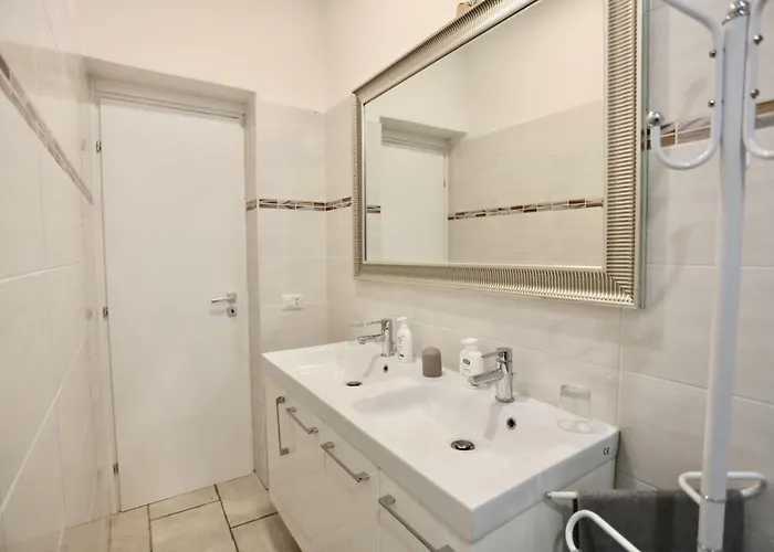 Pretty Space 100metri Da Stazione Lägenhet *