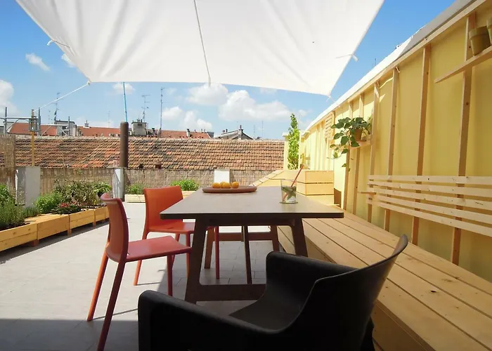 Roof Terrace Flat アパート *