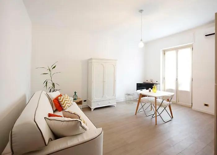 New! Charming & Pretty Flat In Center *