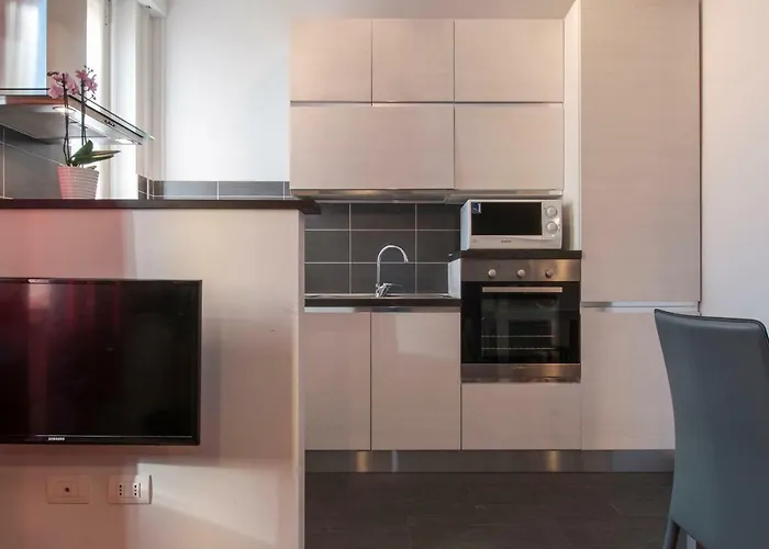 Golden House Apartment *