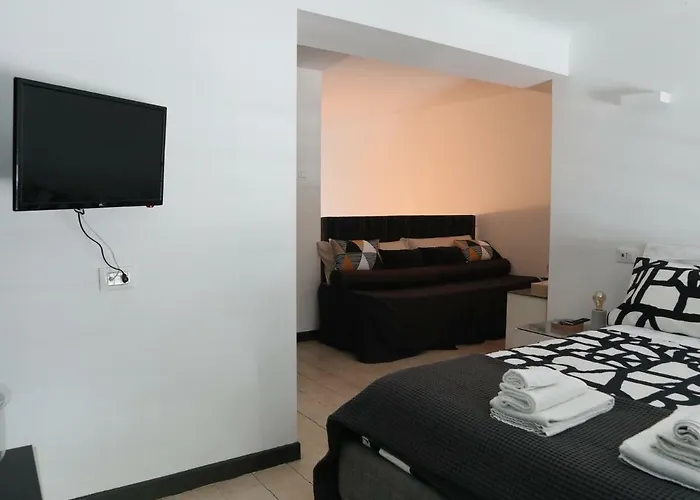 Paki Nel Cuore Dei Navigli Di * Milán