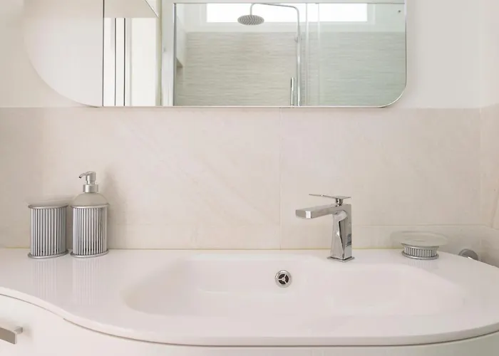 Cosmopolitan Home, 2 Bedrooms, 2 Bth, 5 Guests Apartmán