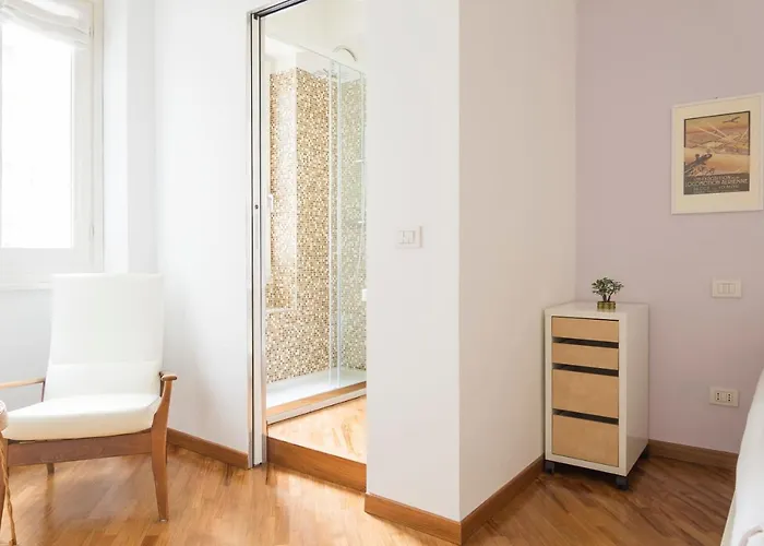 Cosmopolitan Home, 2 Bedrooms, 2 Bth, 5 Guests