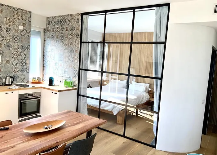 Luxury Flat By Station / Unique View Apartmán