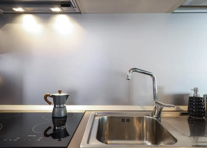 Paki Nel Cuore Dei Navigli Di Milán