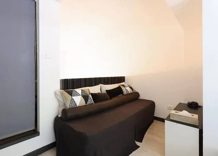 Paki Nel Cuore Dei Navigli Di *