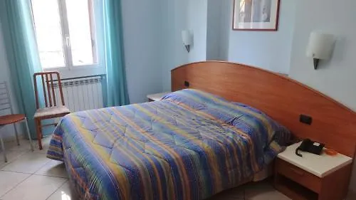 מלון Hotel2000 2*