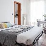 The Rent - Modern Two Bedroom In 밀라노