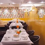 Qc Porta Romana מלון 4*