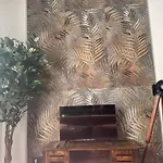 Leo's Corner In Апартаменты *