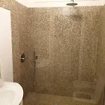 Lovely & Spacious - 4 Queen Bed Apartment