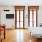 Cosy With Balcony & Private Garage 아파트