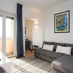 Gambara Urban Flat - Stylish And Next To Metro شقة