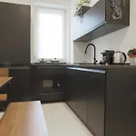 New Modern Flat 10 Minutes Walk From Station *