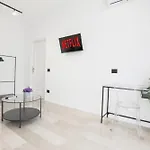 New Modern Flat 10 Minutes Walk From Station 아파트
