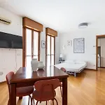 Cosy With Balcony & Private Garage 아파트 *