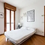 아파트 Cosy With Balcony & Private Garage