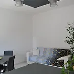 Portello Flat With Balcony Διαμέρισμα *