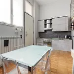 Guesthost - - Gorla M1 Modern Studio!